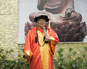 3:binary?id=4kWbZ9enKFKnRa201Uo78ZJE48Y9_2BW5fbeWxIsqQsZmFZHQYPY1Ucw_3D_3D:Master Hsing Yun says he is very proud to become a UM alumnus
