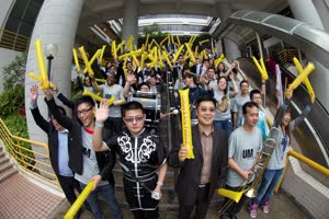 1:binary?id=1o7GbJatZrWpziKERaBvM_2Fug3e1w_2FI3_2FUNPO19m4BgFRoSl5lJtd8A_3D_3D:Participants wave pong bong sticks to pay tribute to the current campus