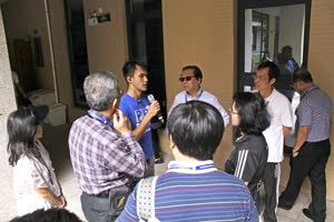 3:binary?id=3UUOdWYSXWtII_2FFcPA9jESh5wX_2FpXDTqUKehj1OiRETLHdrjtGjKDQ_3D_3D:The delegation tours the campus with PR Student Ambassadors