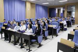 1:binary?id=3UUOdWYSXWtII_2FFcPA9jESh5wX_2FpXDTqvm3Tyf8bHTVBFRlJb9N1ug_3D_3D:The delegation attends a lecture on UM’s latest developments