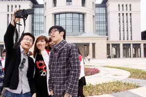 3:binary?id=B8mr43DYN4SMr3TvWOp_2B9fRaLVnMXZs60Ar_2BuHfIi3k399t05UC3KQ_3D_3D:Students take photos on the new campus