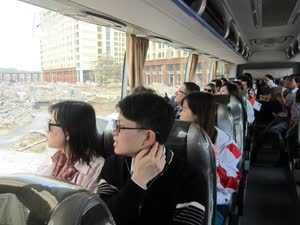 2:binary?id=B8mr43DYN4SMr3TvWOp_2B9fRaLVnMXZs6MQ6t73GfFytofGHbithcHw_3D_3D:Participants are given information about the new campus on the bus