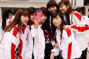 4:binary?id=B8mr43DYN4SMr3TvWOp_2B9fRaLVnMXZs6MgBGtOPYITZXwhuekMQExA_3D_3D:Students take photos on the new campus