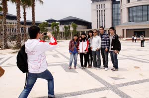 5:binary?id=B8mr43DYN4SMr3TvWOp_2B9fRaLVnMXZs6Qo3jtZh4sdi2xZVneeI6XA_3D_3D:Students take photos on the new campus