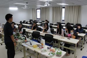 1:binary?id=GxIotCJ_2FmQwbvd5uuD6dczMjzeq4JaQT6_2Bobb8pEQAtuZkJAJOPDPws1Mj9w1p_2Fb:Student learn English from in a cooking class