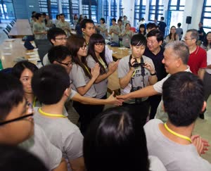 3:binary?id=LkhzOPyMkHiGJRQqLjhK6HSC7y6y7nVs_2BCC5YIb5kgJjc5i9DZEIFohxPTxDQMqk:Edmund Ho with student participants in the trial use programme