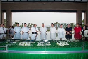 2:binary?id=LkhzOPyMkHiGJRQqLjhK6HSC7y6y7nVstwhEdZpfv7wUcSdYYGwtKfg3vkmYcV8Z:Rector Wei Zhao explains the new campus design concepts to Edmund Ho