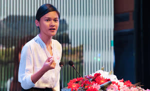 1:binary?id=NC4_2BOKsfm5NZsej_2B9QZOevxxF957AM9f1p8mokx_2FfFbH9kJcoEoCrpsdgFmPD4Se:UM student Lisandra Wagan Fesalbon wins the championship at a national English speaking competition.