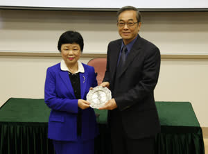 1:binary?id=PZ4KCOJ8b9mVn38_2F9_2Blfu_2BX_2F_2FPfqQA2ziFmpIaLTHoEqil3Iljt2Gg_3D_3D:UM’s Vice Rector (Student Affairs) Prof. Haydn Chen presents a souvenir to Prof. Chung Ling