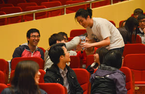 3:binary?id=T6Ga4rWl80onr4Wtzrze8MFfmiGTM1_2BZH_2Be5jSs_2Bm84KikCBjc1_2Bs2Ct_2Fab8j26R:舞台劇中的即場捐款環節