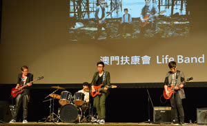 2:binary?id=T6Ga4rWl80onr4Wtzrze8MFfmiGTM1_2BZ_2FLizR_2F5oDwub0fF_2BsM727Fo8tXLIoNu6:扶康會樂隊 “Life Band”表演