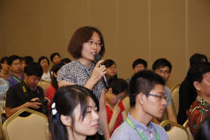 2:binary?id=WFCOddtV6hwP0Lvg8H1di38SL0aju5pytgMfmQJPlMhPMwZsFXHG8_2BYRrzFHekCq:A member of the audience asks a question