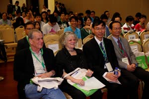 3:binary?id=WNgQoLflqkoHt6yq1tb_2BJP7ZZ53cIdf_2BnPIJ_2FeCdVCtdttZ0n9ob9w_3D_3D:(from left) Prof Aaron Ciechanover, Prof Ada Yonath,　UM’s FHS’s Dean Prof Chuxia Deng, Associate Dean Prof Wei Ge