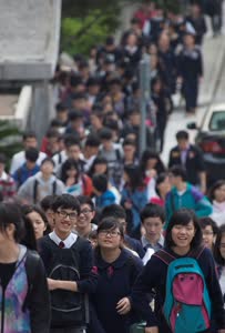 4:binary?id=bYJbeKx_2FxK40qylkwY5AAHqhpK05_2F4HZVWEi_2BqnTZV5lSYYYNZHiBA_3D_3D:The campus is swamped with examinees