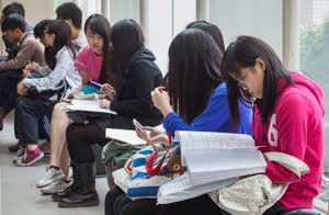 3:binary?id=bYJbeKx_2FxK40qylkwY5AAHqhpK05_2F4HZeKhl9cKmnME_2Fg8BiZ8AZrw_3D_3D:Students seize the last minute to go through key points one last time
