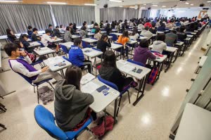 1:binary?id=bYJbeKx_2FxK40qylkwY5AAHqhpK05_2F4HZsIy3oH2bNYofwMC0UR_2Fl8g_3D_3D:This year a record number of 4,155 students attend UM’s admission exam