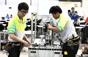 1:binary?id=b_2BnDFog_2Bvt8dMYweCKpFPHUzzY3SZ4QU2GUih6OuX0vBKOl7drVILQ_3D_3D:UM students Chong Loi and Cheang Fok Tong in the process of making their work at the competition