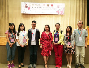 3:binary?id=cBgbB_2BkUj8Gy56HH1Np_2Bc2IYlY527OdvOQ6DoKgbb92y_2BJ3x3m0V6g_3D_3D:與會澳大學生與張澤珣教授（中）