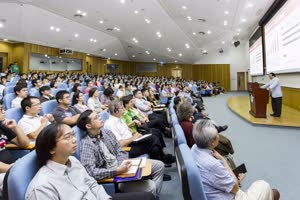 2:binary?id=i6pvotsfmeYjsqLWpDGFOvwByUpl4ip0nPr8Zr0fo_2FrJUngFoeCnLya8D9_2FdjHJB:The lecture attracts a full-house audience