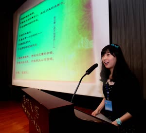 3:binary?id=ku9ot2mbMuhpozypekdul5VqZ5BA3_2BC85XMw627gHNKEWuZCs_2FOhCA_3D_3D:A student from Peking University recites a poem