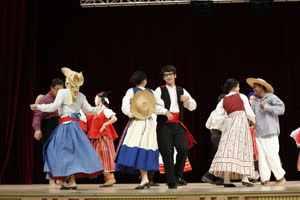 2:binary?id=lQm7eOYyKKi6sGuEWGP_2BdpAvZffS_2BLg6JEhYVyDODpqRLuzGElTRvAtiabCJR_2FZV:Students perform Portuguese folk dance