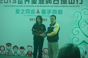 3:binary?id=m_2BRQtVt2xbI5efrYu2cbf2n7CFYyYnkUCVDq6aTC0F0EhwP_2BFAeBvQ_3D_3D:PJC students receive souvenirs from hosting organizations