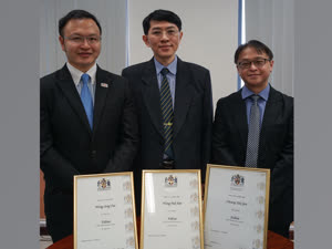 1:binary?id=rw05QYDZvxvDgbkOVxqcMh367AVmqpakvopiMEqvnTPrLWinD0vvq5ebS_2BE05Tmos6dIK9V2Ysgw_0Aw5OeNMILGw_3D_3D:(From left) Dr Wong Seng Fat, Prof Wong Pak Kin, and Dr Thomas Cheang