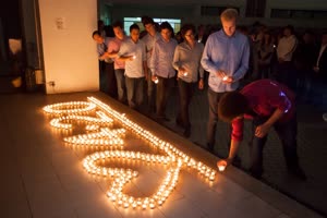 4:binary?id=s_2FIyOg_2FbP0xHHjjQp1gth5KwmysNon4g24ghT1ewMtHG2FLeQ7yzWQ_3D_3D:Many foreign exchange students participate in the vigil