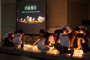 1:binary?id=s_2FIyOg_2FbP0xHHjjQp1gth5KwmysNon4gVPT8hzyRo25L7KEJO6weEg_3D_3D:Participants light up the candles
