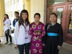 2:binary?id=uDliEzEc1clyIFShcNZ9A1D_2FqcCJz2hTCGaDOJNjLta7TGafz5BtaFV2uhm4pRPg:UM students with students from a local middle school in Inner Mongolia 
