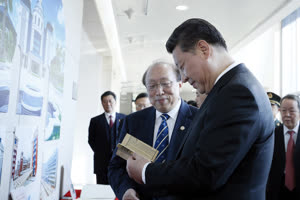 4:binary?id=uwWc7e5Df0yTSMCc9LhBomA_2FSdyXPwgu3wL7_2BiZBfSUoIonqIYiQ2w_3D_3D:President Xi Jinping leafs through the rare ancient books housed in UM’s library (GCS) 