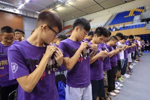 4:binary?id=vpjGJEibliEg6ZYM2_2Bw0vOSAQI82aqSSEnOXPNfbv10Gzw6oWriHaY7Js1iKKrTd:The new students each receives a brooch from the university