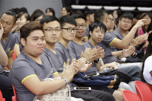 3:binary?id=vpjGJEibliEg6ZYM2_2Bw0vOSAQI82aqSScqV7bX2OYEBnJt7sK41cCWx4Z6fBL5_2B_2F:The new students are excited about the four years ahead of them