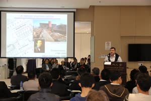 1:binary?id=xEb5Cv7YiCIcHp9ZKN_2F6zzgL4jVnuRfb2XKmAsJCBX45j9CWu7EXqqNrA9y5wuvJ:Prof Konstantin Novoselov shares his research findings with UM scholars