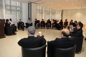 2:binary?id=xEb5Cv7YiCIcHp9ZKN_2F6zzgL4jVnuRfbUwKBLgt9S7s_2F2Ch_2FWACccNNrsUzgPAna:UM scholars discuss with Prof Novoselov