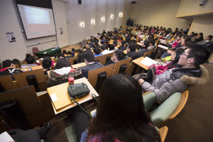 4:binary?id=xL_2BV0VFGYaRQHR4x456aWQkyVZs6CuG7LFcKogHjkxX1YfKfX4OOwQ_3D_3D:Live broadcast in a classroom