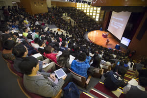 2:binary?id=xL_2BV0VFGYaRQHR4x456aWQkyVZs6CuG7tp2_2BsXba4Nh9uAkInUP5IQ_3D_3D:A full-house audience