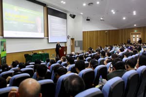 2:binary?id=yJP33VBEup23PNdFu8Moqu8BYxFHql3DjXhZrwp3WUTJu_2FW0rJsQ4A_3D_3D:The talk attracts a large audience
