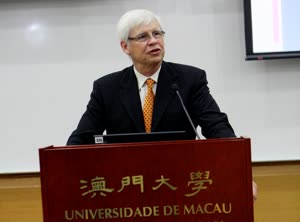 1:binary?id=yJP33VBEup23PNdFu8Moqu8BYxFHql3DnhIcq7_2FsHs_2FtKQXlReucuA_3D_3D:Prof Robert F Engle gives a talk at UM