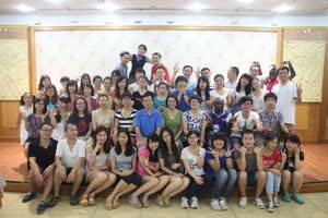 3:binary?id=zVWi7fs6mmYqB4vNeTXtYSKesuD2_2Bb_2B_2F4XjZ0ozEUmaYhbuK0p56YA_3D_3D:Group photo of volunteer teachers from Hong Kong, Taiwan, Macao and mainland China