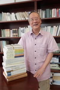 2:binary?id=zbNyrPqHCPYFrqyEHeatHVEvrkZciRDqggtuNvdunutWoFwOh7PZjg_3D_3D:Yang Yi has published 18 books since joining UM five years ago