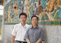 焦豔鵬（左）與導師趙國強教授.JPG