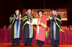 王曉東教授接受澳大頒發的榮譽理學博士學位.jpg