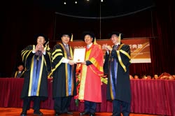 許嘉璐教授接受澳大頒發的榮譽人文學博士學位.jpg