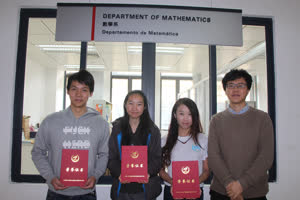 2:binary?id=bPopmc5iAwtSaqhmWShGUeCjsMHq7SqjwAYR_2F4tIr3HZLoTszIOo82EqtYFkR_2Fsf:Winning students with Dr Liu (1st from right)